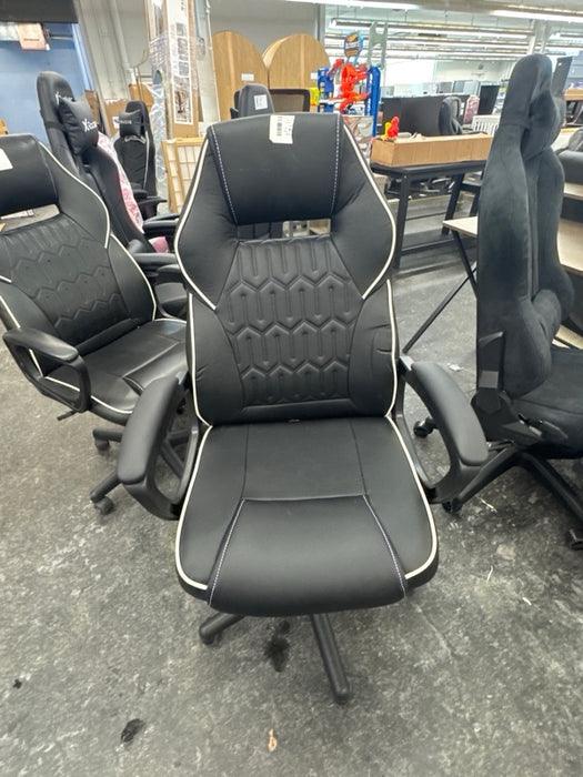 Insignia™ - Essential PC Gaming Chair - Black - new