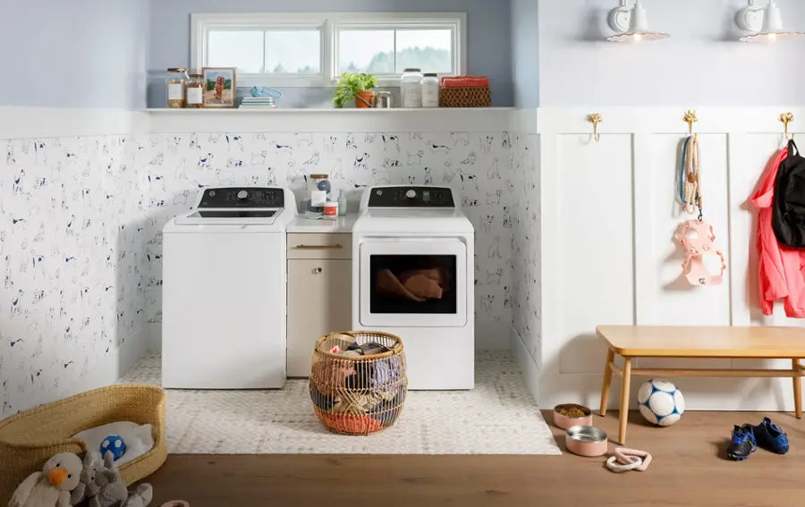 GE - 7.4 Cu. Ft. Gas Dryer with Sensor Dry - White with Matte Black - display_model