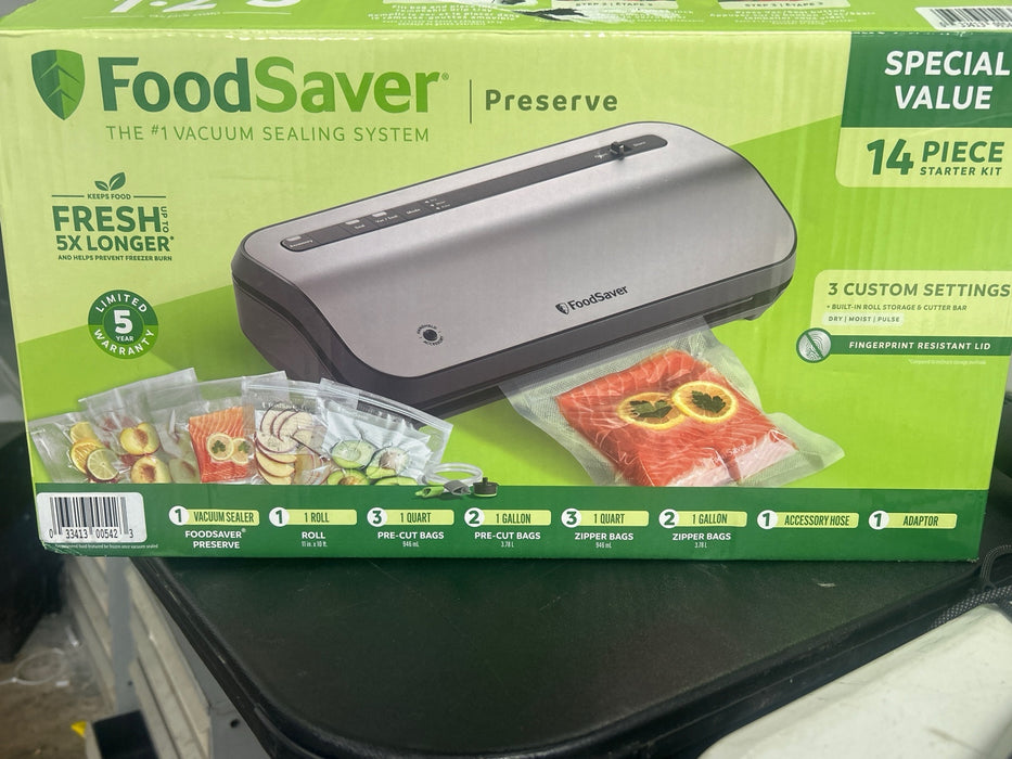 FoodSaver 14-Piece Starter Kit with Vacuum Seal Roll and Bags - new