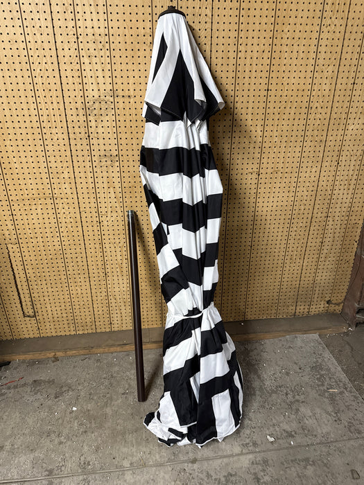 Safavieh Elsa 11' Market Crank Round Patio Umbrella, Black/White - open_box