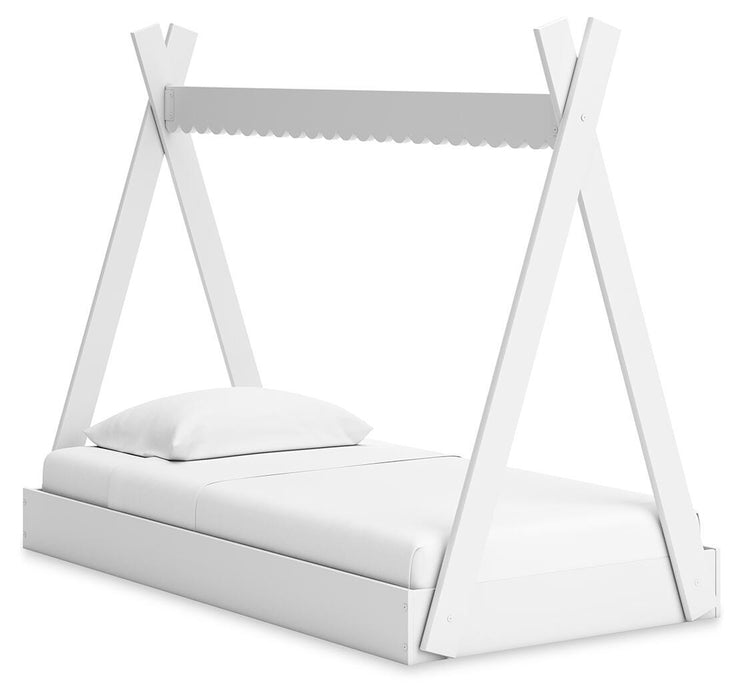 Hallityn White Standard Bedroom Collection
