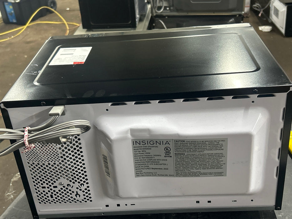 Insignia 0.9 Cu. Ft. Compact Microwave, 900W, Stainless Steel - new