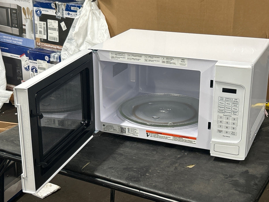 GE 1.1-cu ft 950 -Watt Countertop Microwave ( White ) - new