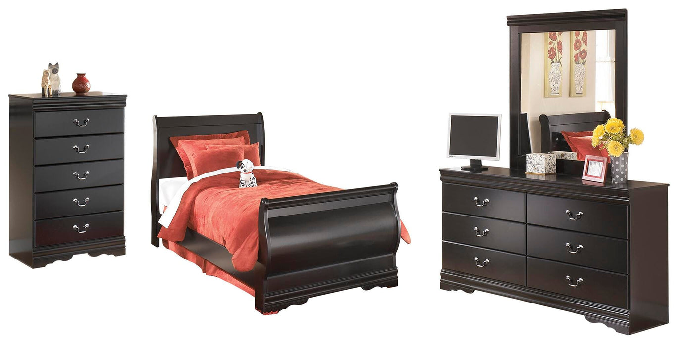 Huey Vineyard Black Huey Vineyard Full Sleigh Bed with Mirrored Dresser and Chest