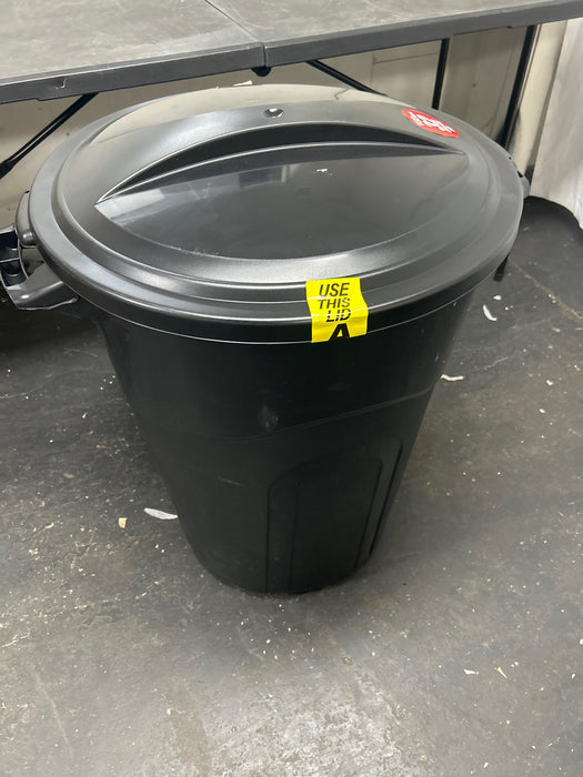 Hyper Tough 32 Gallon Heavy Duty Injection Molded Trash Can with Click Lock Lid - new