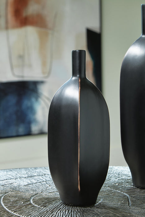Signature Design Black Vase (3/CS)