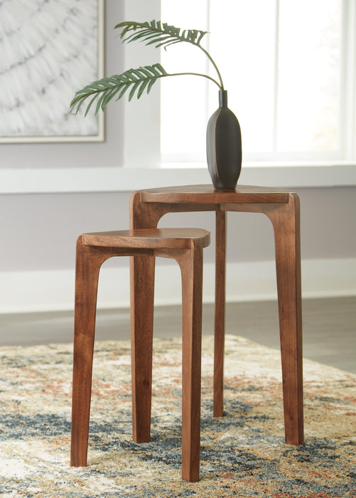 Signature Design Medium Brown Accent Table Set (2/CN)