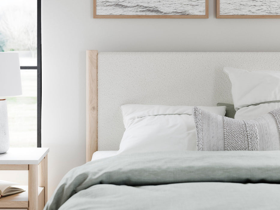 Signature Design Two-tone Queen Upholstered Panel Bed