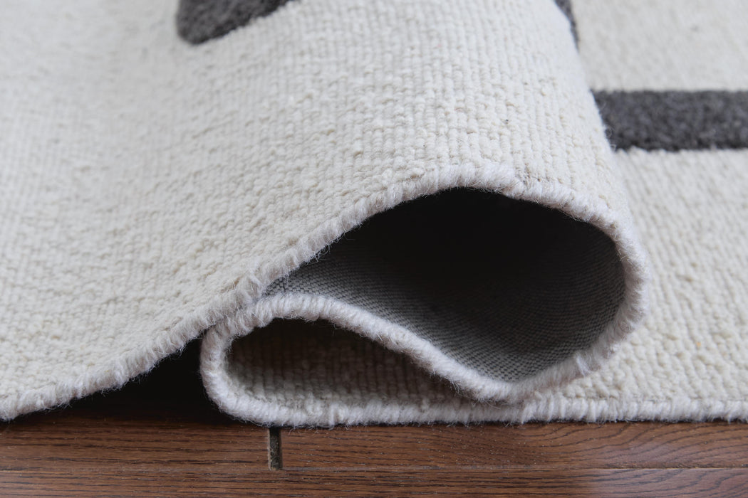 Signature Design Medium Rug 5.04 FT by 7 FT