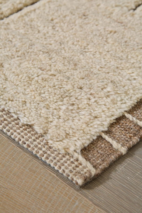 Signature Design Medium Rug 5.04 FT by 6.97 FT