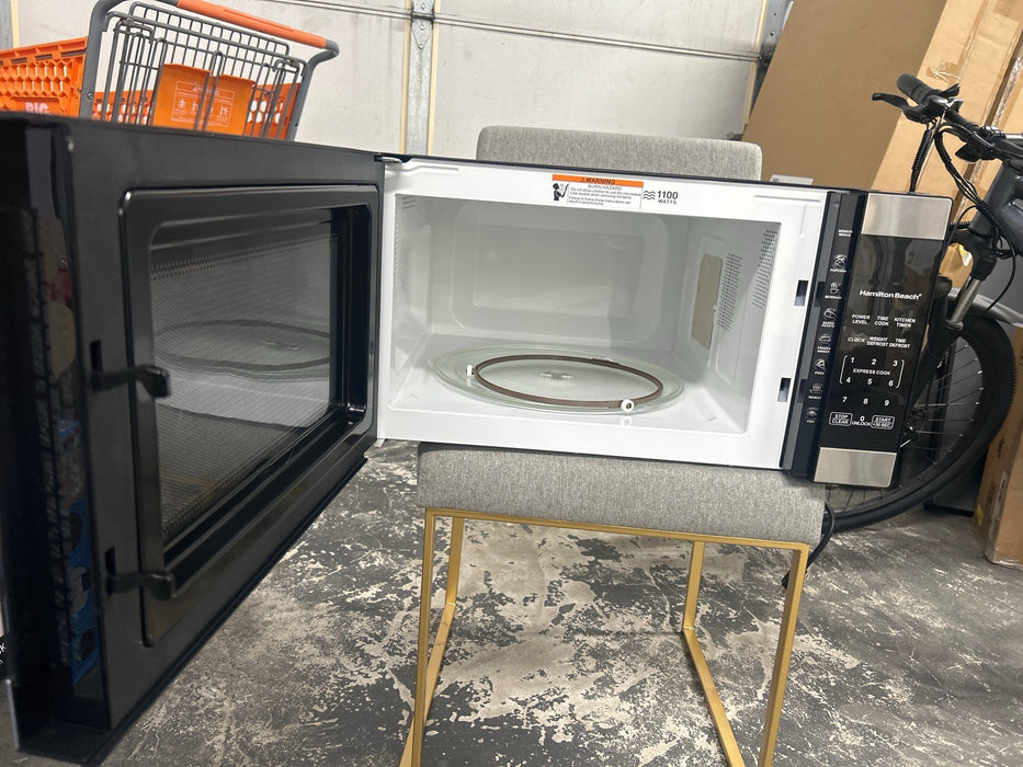 Hamilton Beach 1.6 Cu ft Sensor Cook Countertop Microwave Oven in Stainless Steel, New - new