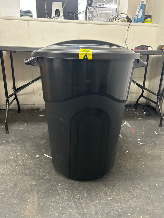 Hyper Tough 32 Gallon Heavy Duty Injection Molded Trash Can with Click Lock Lid - new