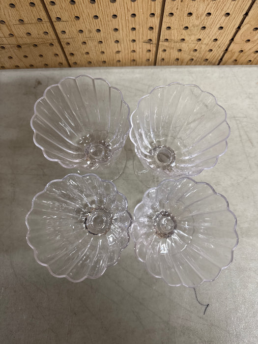 Beautiful Scallop Set of 4 Glass Goblet Clear by Drew Barrymore - new