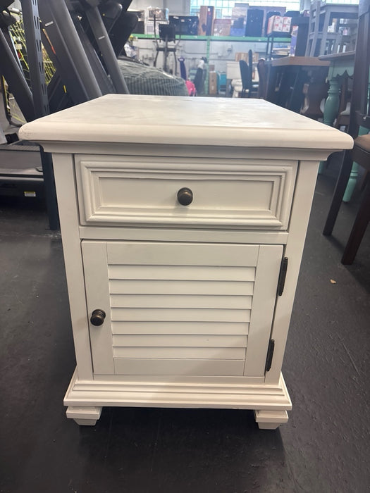 Charlestown Modern Farmhouse Soft White Wood Storage End Table with USB - new