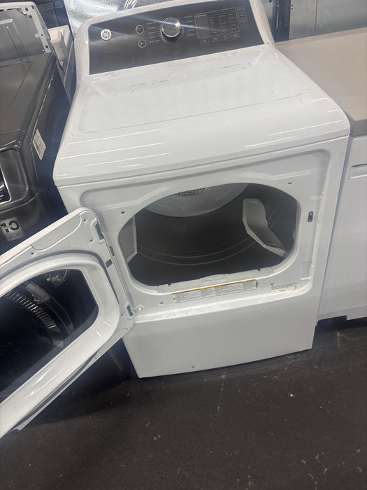 GE - 7.4 Cu. Ft. Gas Dryer with Sensor Dry - White with Matte Black - display_model