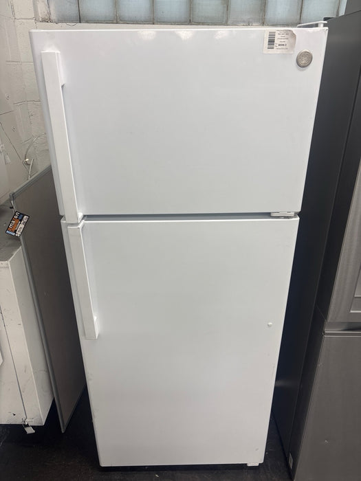 GE - 17.5 Cu. Ft. Top-Freezer Refrigerator with Edge-to-Edge Glass Shelves - White - display_model