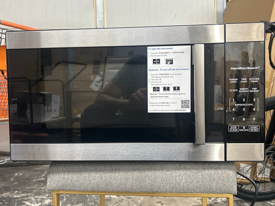 Hamilton Beach 1.6 Cu ft Sensor Cook Countertop Microwave Oven in Stainless Steel, New - new