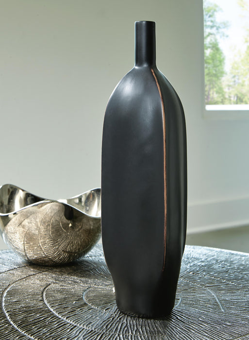 Rhaveney Black Vase (3/CS)