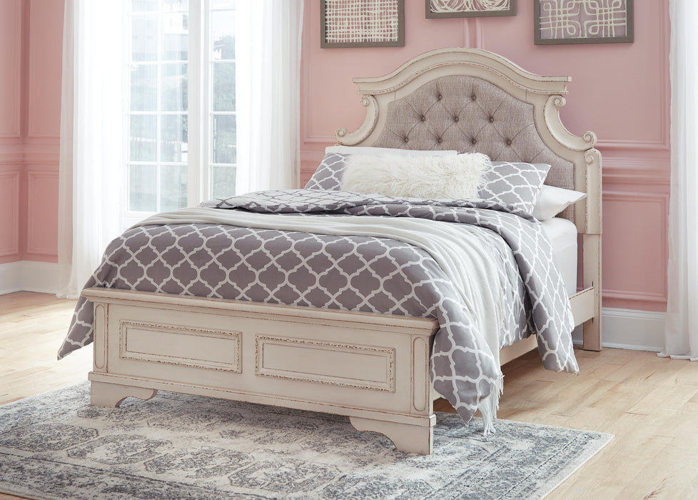 Realyn Chipped White Realyn Full Panel Bed