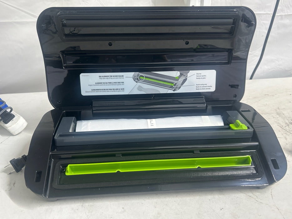 FoodSaver 14-Piece Starter Kit with Vacuum Seal Roll and Bags - new