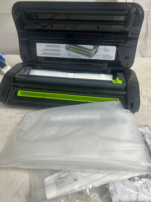 FoodSaver 14-Piece Starter Kit with Vacuum Seal Roll and Bags - new