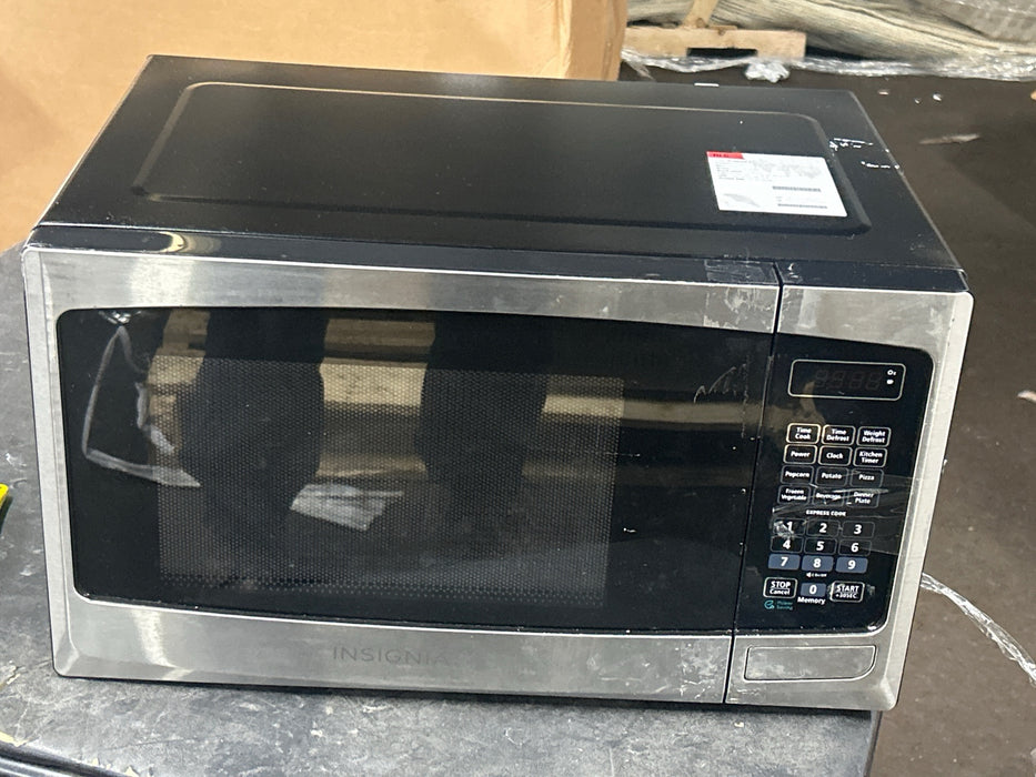 Insignia 0.9 Cu. Ft. Compact Microwave, 900W, Stainless Steel - new
