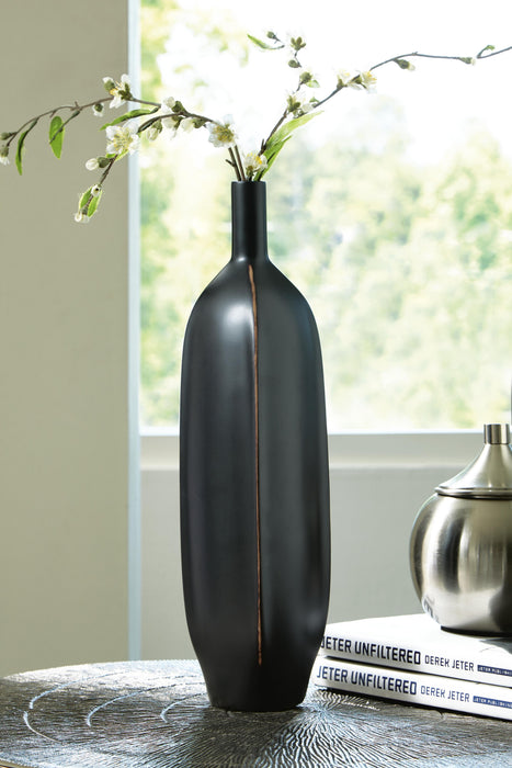 Rhaveney Black Vase (3/CS)