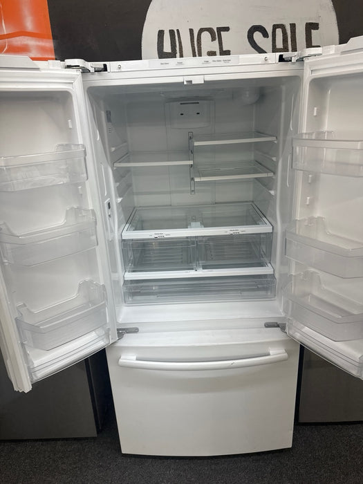 GE - 24.7 Cu. Ft. French Door Refrigerator with Internal Water Dispenser - High Gloss White - new